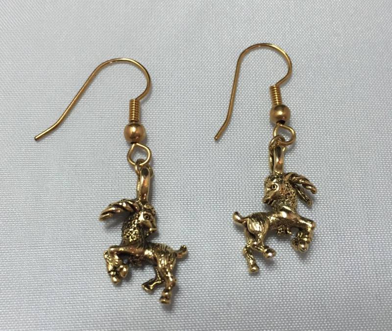 Widder Sternzeichen Gold Charm Ohrringe von KitschQuirkyCrafts