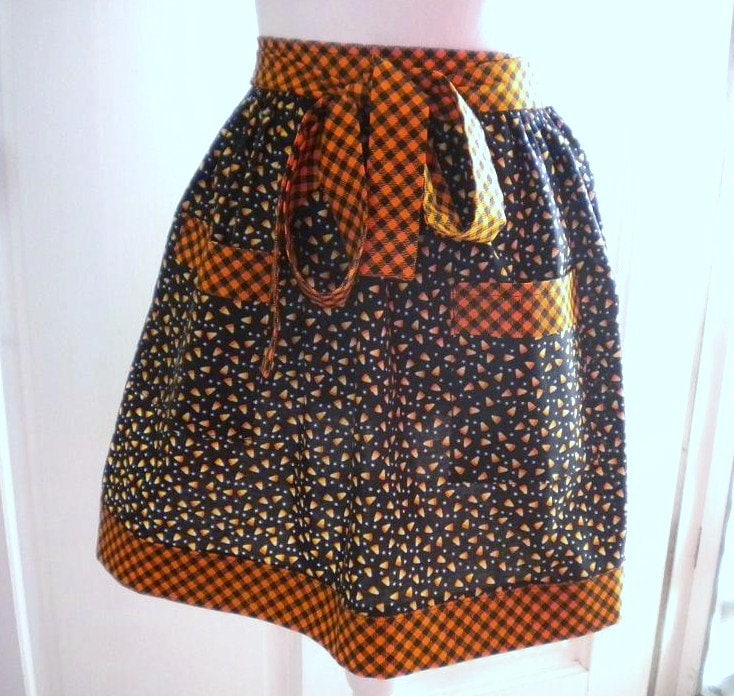 Candy Corn Print Halloween Halbschürze Mit Orange Und Schwarz Schrägschnitt Karo Candy Corn Print Halloween Halbschürze Mit Orange Und Schwarz Schrägschnitt Karo von KitschnLinens