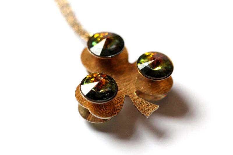 Klee-Anhänger, 3 Blatt Klee, Wassermelone Rivoli Strass Anhänger Halskette, 1960Er Jahre Gold & Vintage St. Patricks Day von Kitschtopia