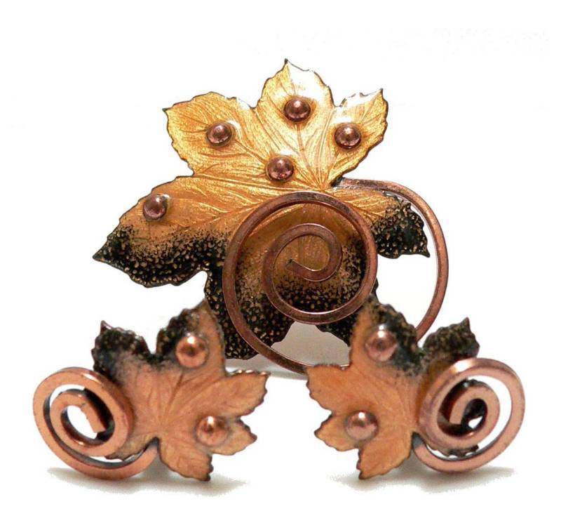 Matisse Kupfer Schmuck Set, Designer Renoir Brosche Und Ohrringe Emaille Blätter, 1950Er Jahre Thanksgiving Blatt Set von Kitschtopia