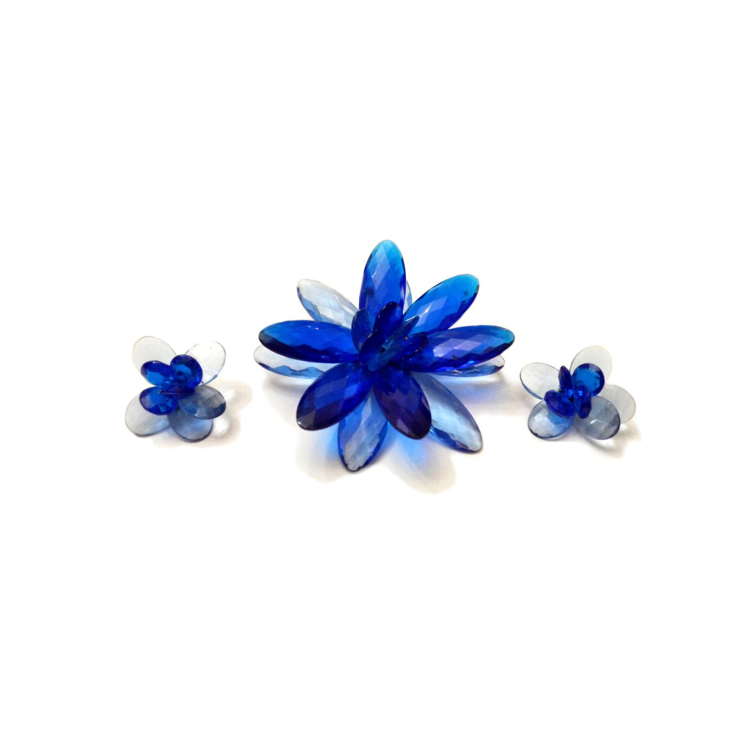 Vintage Blumen, Brosche Und Ohrringe Set Blau Lucite Gesetzt, Jahrgang 1960Er Jahre Blüte Demi-Parure Facettierten Kunststoff Schmuck-Set von Kitschtopia
