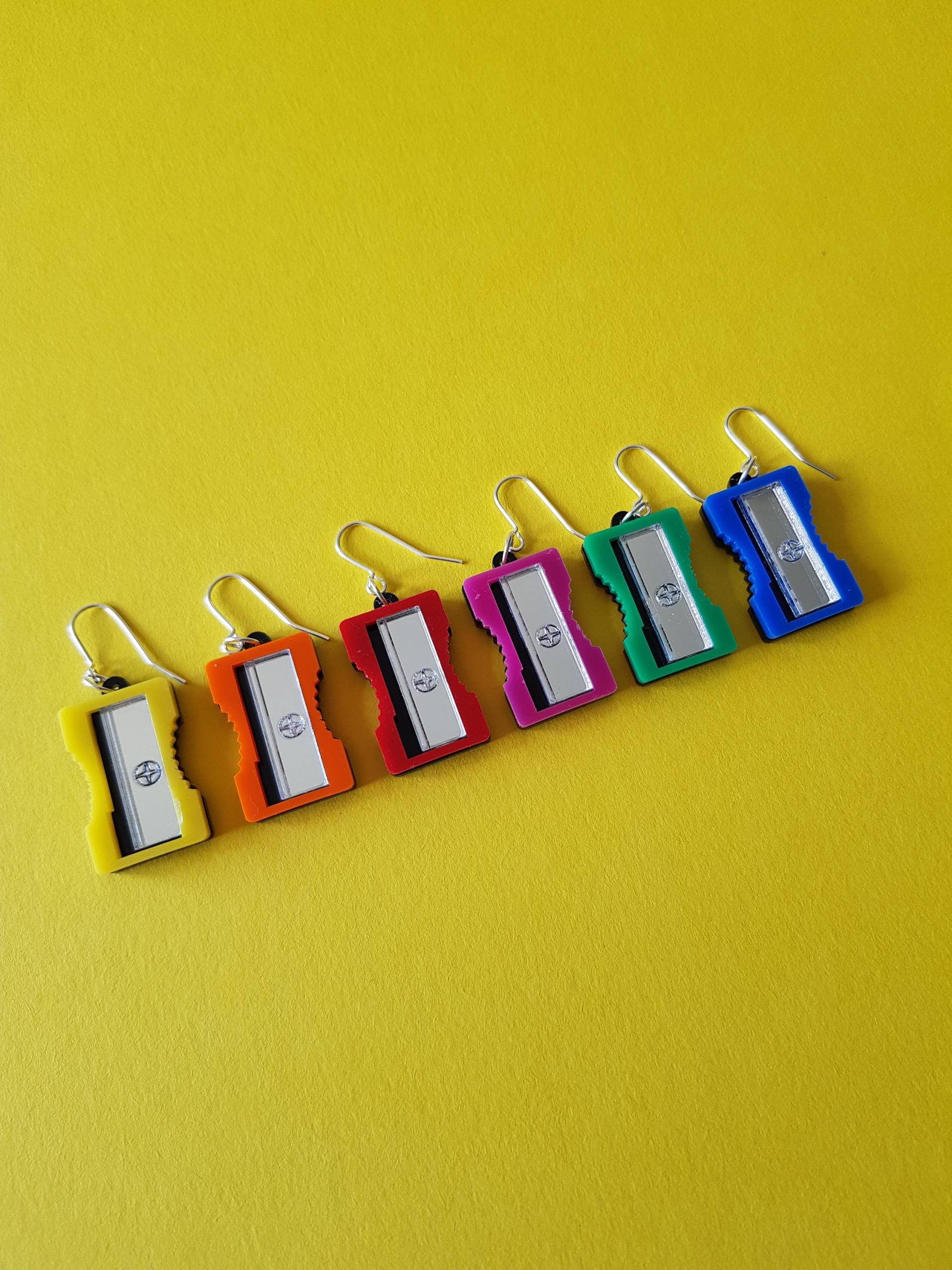 Bleistift Spitzer Ohrringe/Anhänger, Anspitzer, Kunstbedarf, Laser Cut Schmuck, Schulbedarf, Retro Schmuck von KitschyBlingBoutique