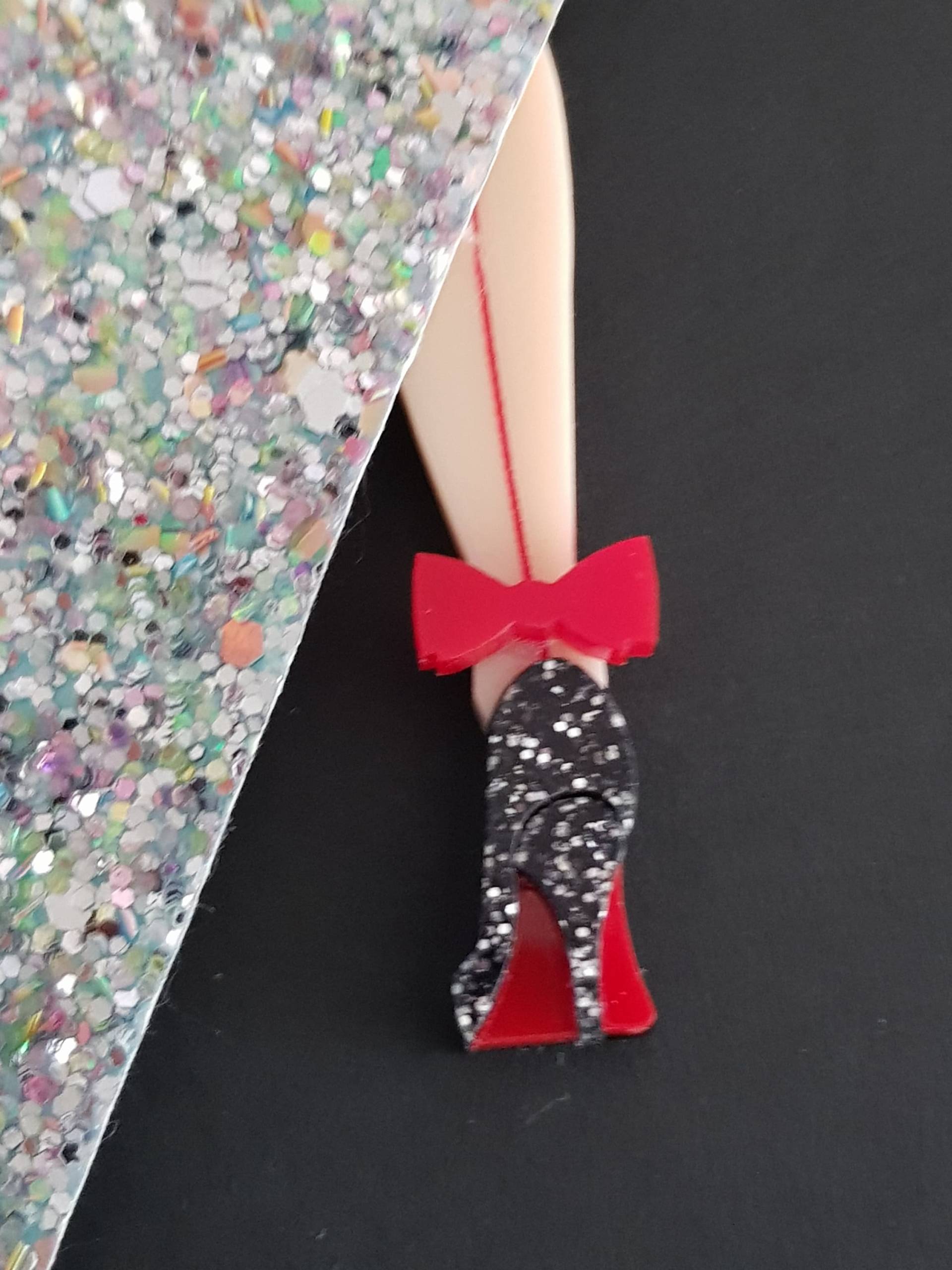 Burlesque Bein Brosche - Inspirierter Schmuck Lasergeschnitten Aus Acryl von KitschyBlingBoutique