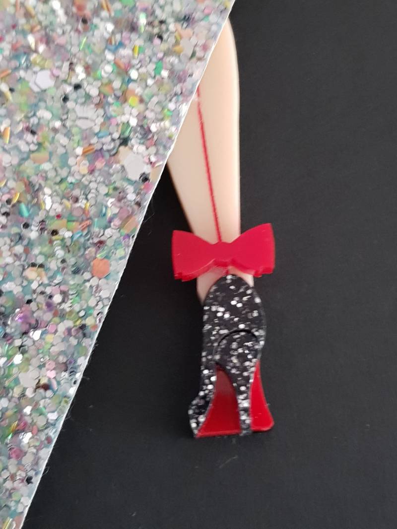 Burlesque Bein Brosche - Inspirierter Schmuck Lasergeschnitten Aus Acryl von KitschyBlingBoutique