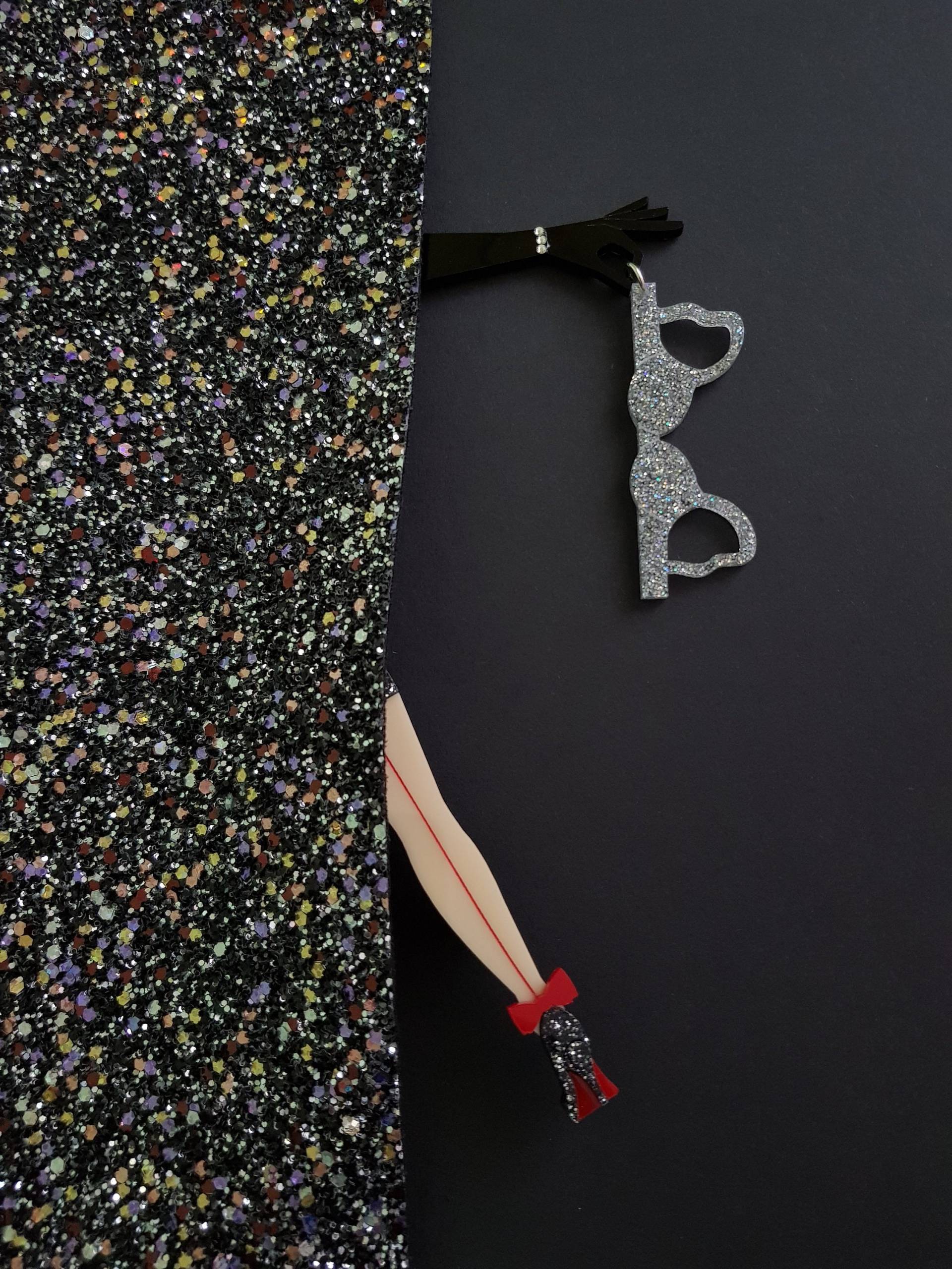 Burlesque Handschuh Und Bh Brosche Mit Swarovski Kristall Armband von KitschyBlingBoutique