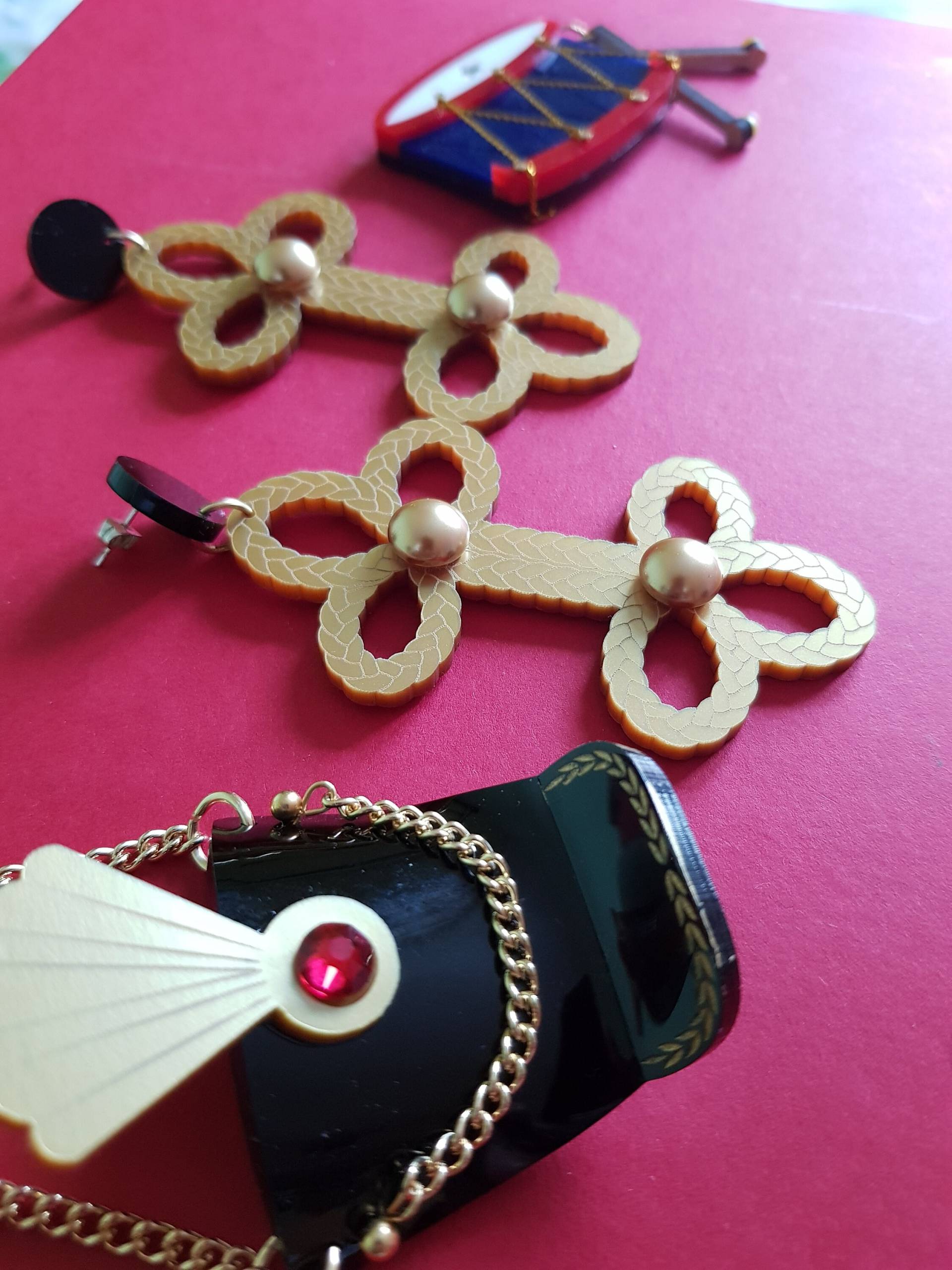 Frosch Zopf Ohrringe - Laser Cut Acryl von KitschyBlingBoutique