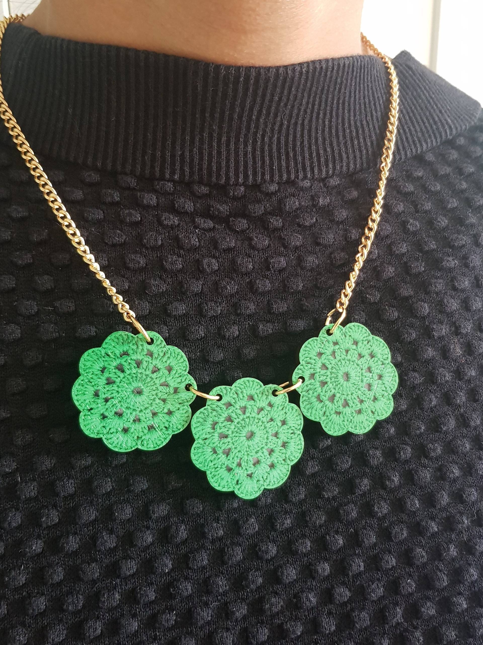 Gehäkelte Blume Halskette - Lasergeschnitten Aus Nachhaltigem Nussbaumholz Gehäkelte Blume Halskette - Lasergeschnitten Aus Nachhaltigem Nussbaumholz von KitschyBlingBoutique