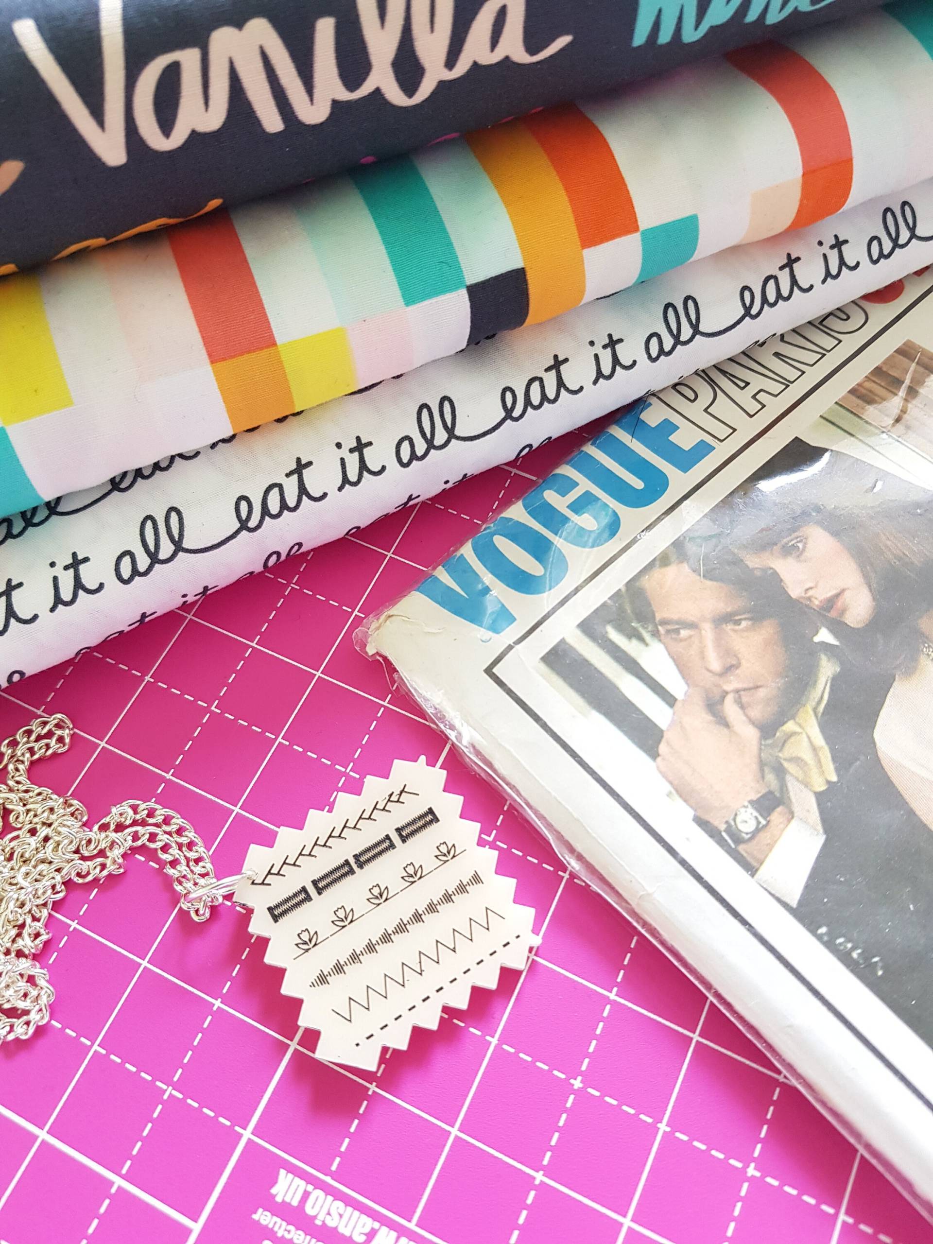 Machine Stitch Swatch Halskette - Laser Cut Acryl von KitschyBlingBoutique