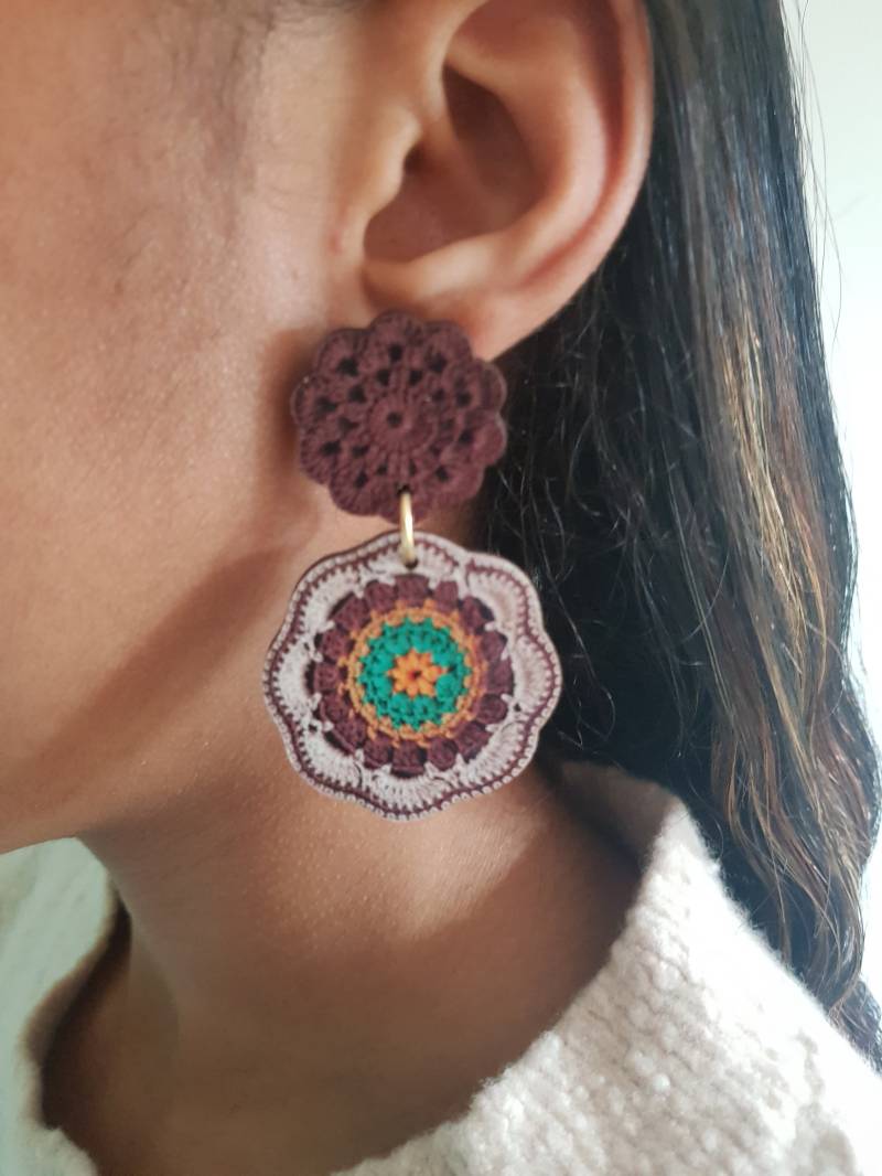 Mandala Gehäkelte Ohrringe - Lasergeschnitten Aus Nachhaltigem Nussbaumholz von KitschyBlingBoutique