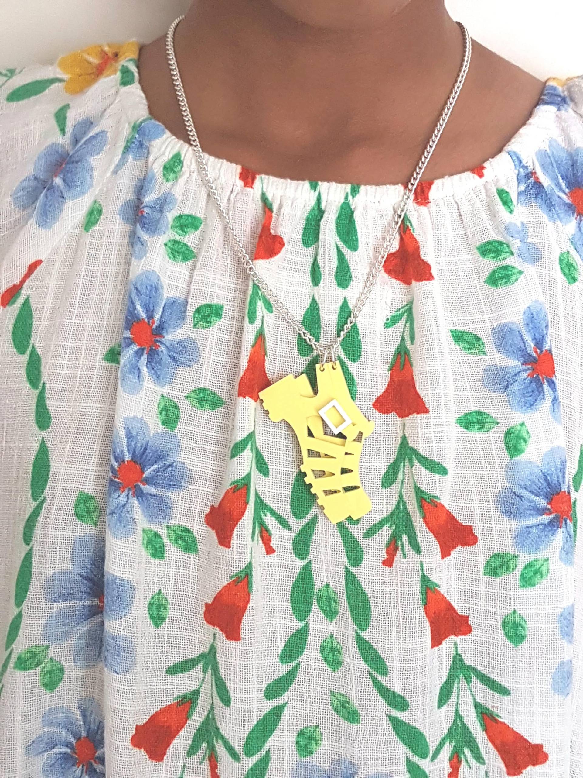 Qualle Schuhe Halskette - Laser Cut Acryl von KitschyBlingBoutique