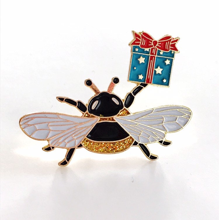 Bee Present Soft Enamel Pin Mit Glitzer Bee Present Soft Enamel Pin Mit Glitzer von KitschyDelish