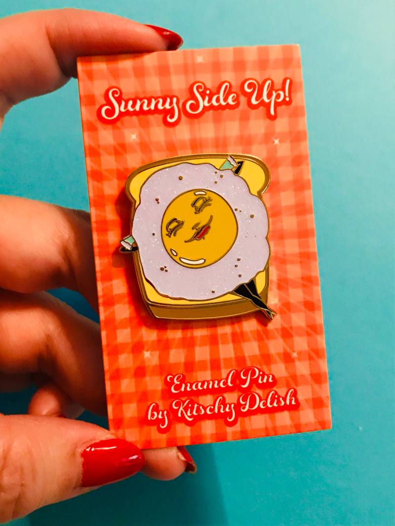 Sunny Side Up Hart Emaillierter Pin Mit Glitzer Sunny Side Up Hart Emaillierter Pin Mit Glitzer von KitschyDelish