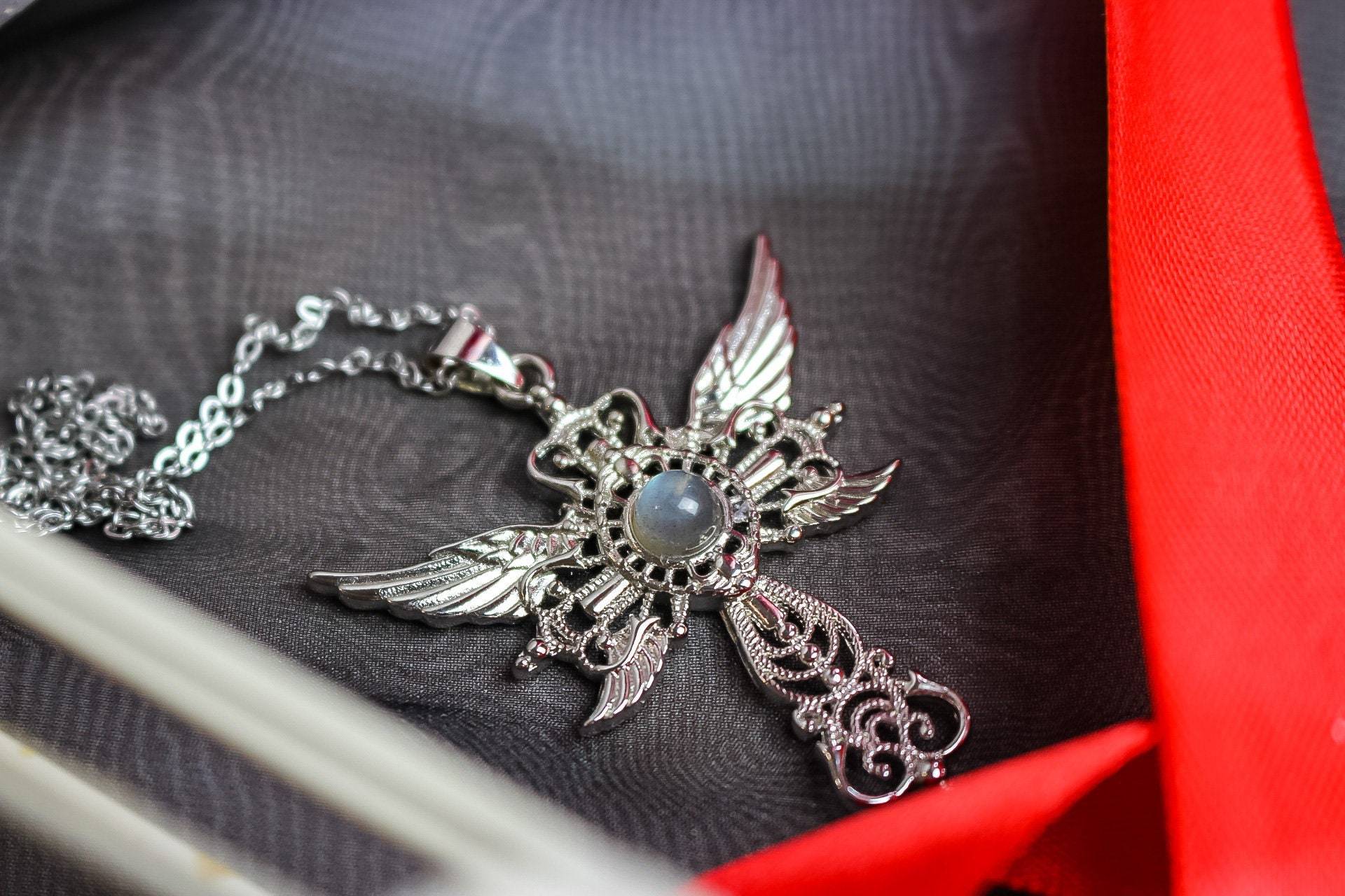 Geflügeltes Kreuz Mit Natürlichem Labradorit Kristall Geflügeltes Kreuz Mit Natürlichem Labradorit Kristall von KitsuCraft