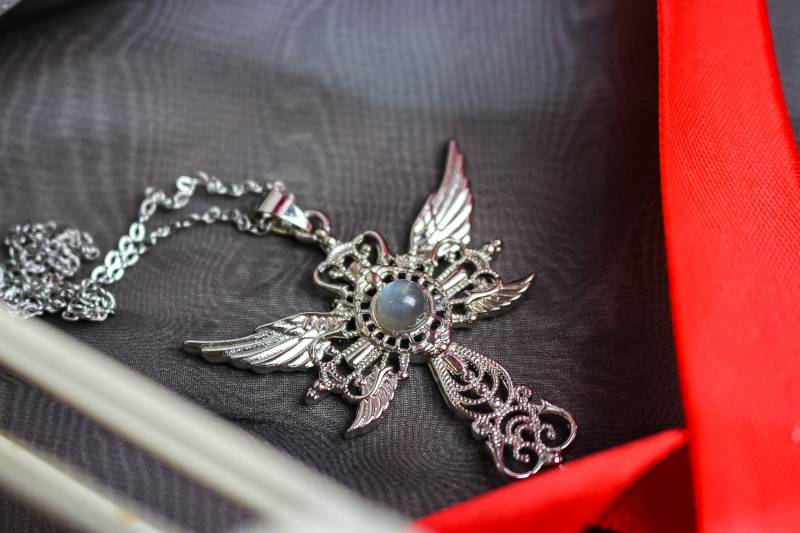 Geflügeltes Kreuz Mit Natürlichem Labradorit Kristall Geflügeltes Kreuz Mit Natürlichem Labradorit Kristall von KitsuCraft