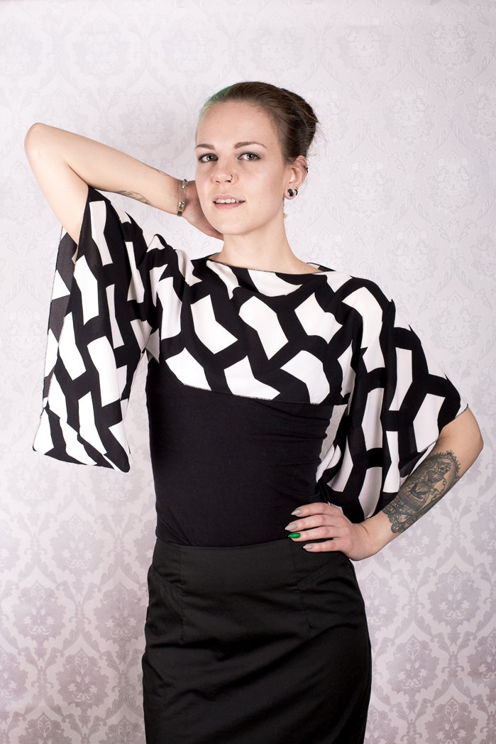 Schwarz Und Weiß-Muster-Kimono-Ärmel-Oberseite Schwarz Und Weiß-Muster-Kimono-Ärmel-Oberseite von KitsuneCoutureFI