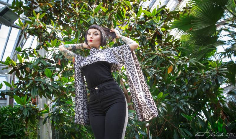 Snow Leopard Satin Kimono-Ärmel-Oberseite Snow Leopard Satin Kimono-Ärmel-Oberseite von KitsuneCoutureFI