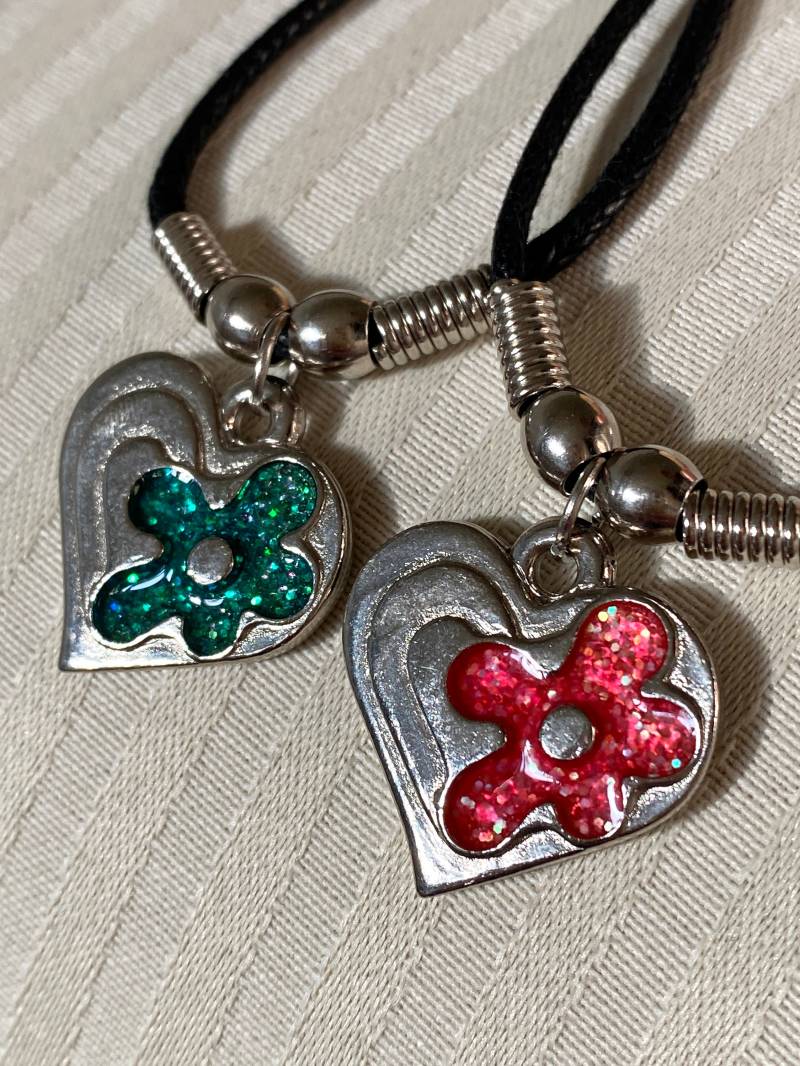 1980Er Silber/Grün Oder Silber/Pink Herz Halskette Mit Splash Effekt 1980Er Silber/Grün Oder Silber/Pink Herz Halskette Mit Splash Effekt von KittVintage