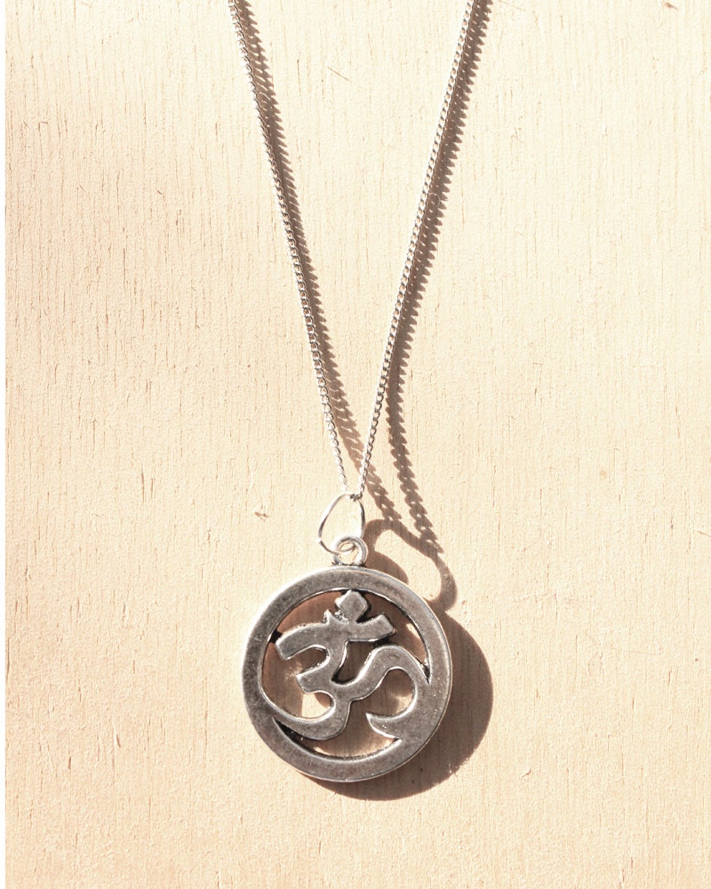 Om Charm Halskette Om Charm Halskette von KittenVintageStore