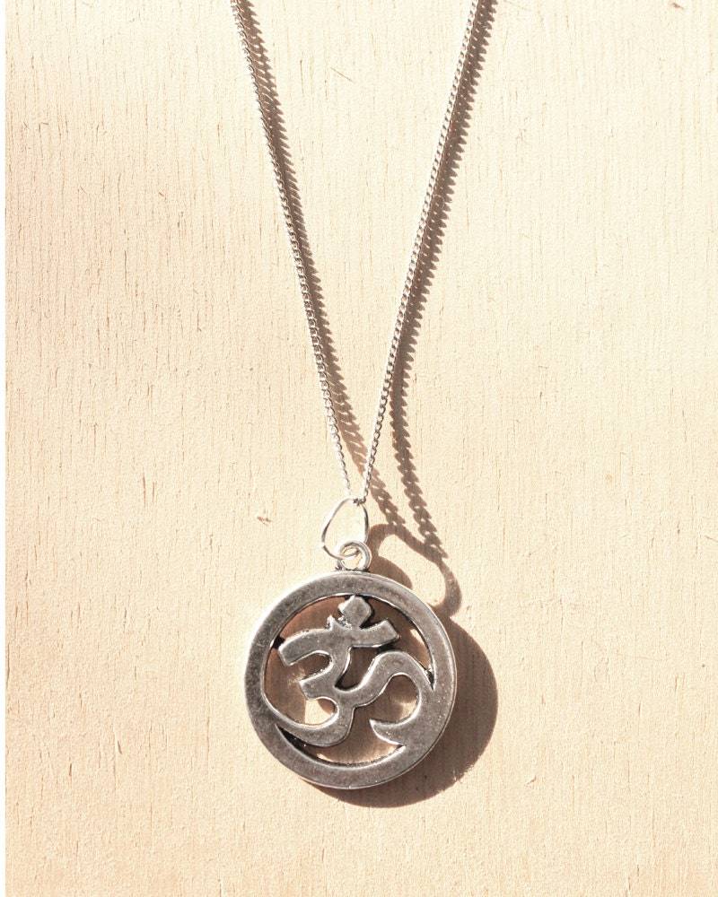Om Charm Halskette Om Charm Halskette von KittenVintageStore