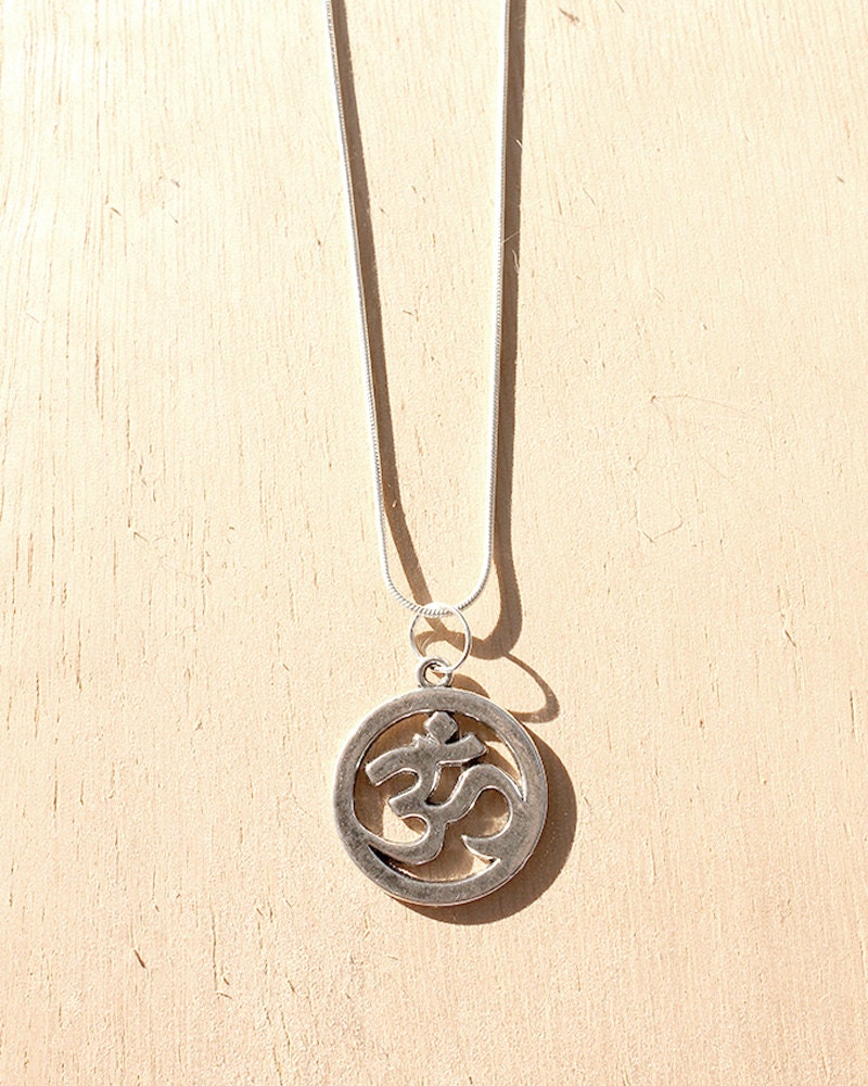 Om Charme Kurze Halskette Om Charme Kurze Halskette von KittenVintageStore