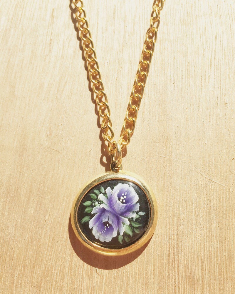 Vintage Bemalter Lila Blumen Anhänger Halskette Goldfarben Chunky Vintage Bemalter Lila Blumen Anhänger Halskette Goldfarben Chunky von KittenVintageStore