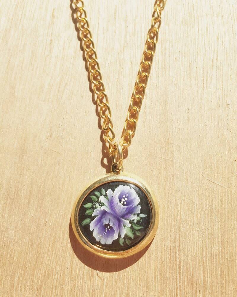 Vintage Bemalter Lila Blumen Anhänger Halskette Goldfarben Chunky Vintage Bemalter Lila Blumen Anhänger Halskette Goldfarben Chunky von KittenVintageStore