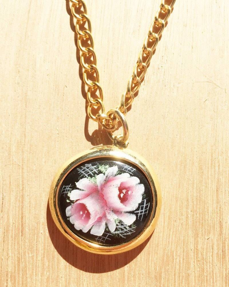Vintage Bemalter Lila Blumen Anhänger Halskette Goldfarben Chunky von KittenVintageStore