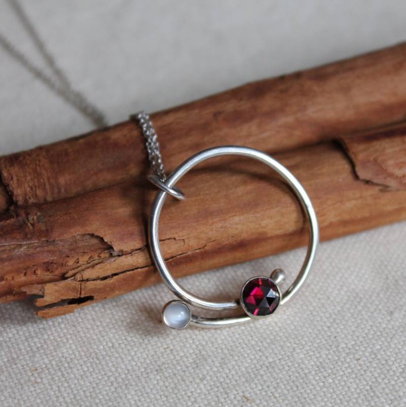 Granat Mondstein Sterling Silber Anhänger. Kreis Halskette. Roter Stein. Weißer Januar Geburtsstein Kleidung von KittyStoykovich