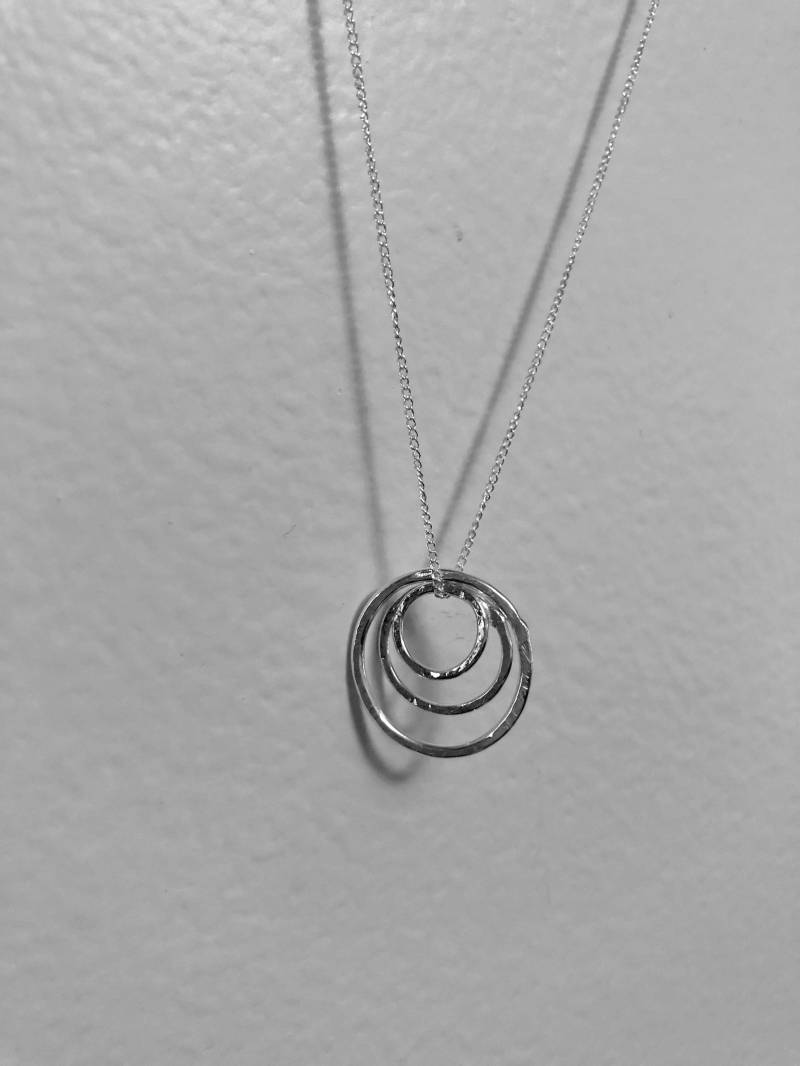Halskette Mit Drei Kreisen Von Kitty Stoykovich Designs. Ringen. Handgefertigter Kreis-Anhänger Aus 925 Sterling Silber von KittyStoykovich