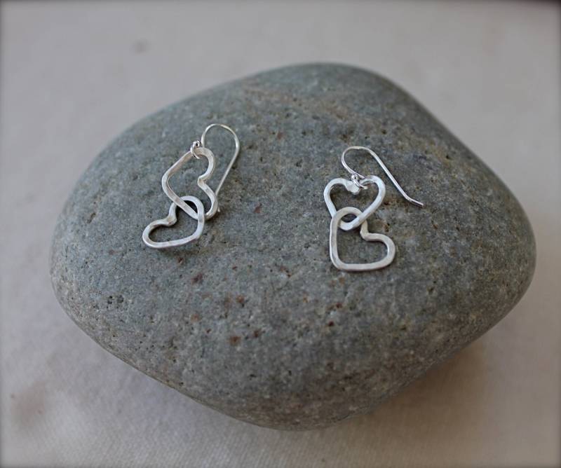 Herz Ohrringe. Doppelherz. Sterling Silber. Zwei Kleine Herzen. Kleine Gehämmerte Herzchen Unikat von KittyStoykovich