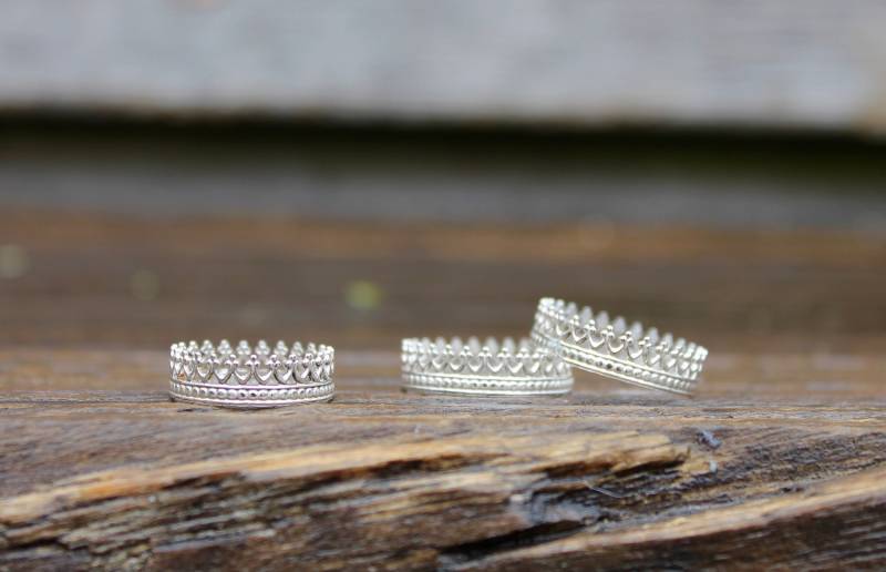 Kronring Mit Dot Grenzdesign Tiara Prinzessin Royal Queen Sterling Silber Leichtbauband Zierlich Süße Mothers Day Geschenkband von KittyStoykovich