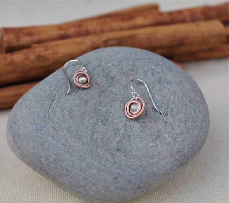 Kupfer Und Sterling Silber Mini Nest Ohrringe. Kleines Nest. Warme Farbe. Oberfläche Matt Gebürstet. Kleine Kupferohrringe von KittyStoykovich