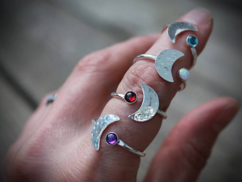 Mondring Adjustable Geburtssteinringe Personalisiert Ihre Wahl Custom Stein Himmelskörper Schmuck Halbmond Gehämmert Handgemachte Lündchen Set von KittyStoykovich
