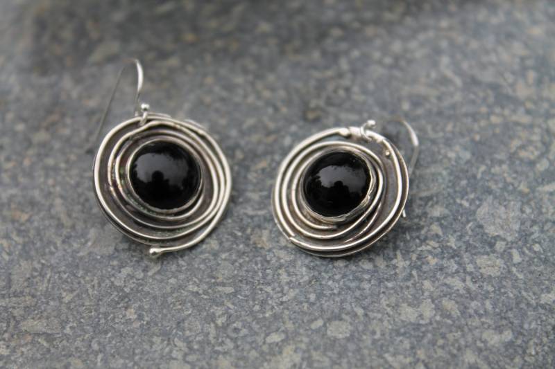 Schwarze Onyx Sterling Silber Kreis Ohrringe. Wirbel Aus Silberdraht Um Stein. Schwarzer Schmuck. Geschenk Für Sie von KittyStoykovich