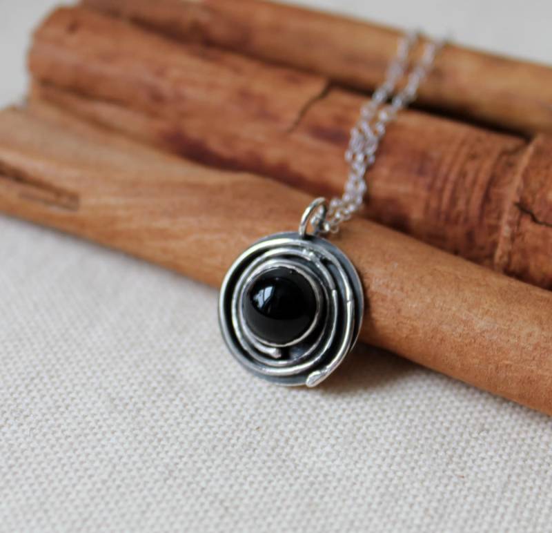 Schwarzer Onyx Sterling Silber Kreis Anhänger. Gute Energie Swirl Von Silberdraht Um Stein Halskette. Schwarz Schmuck. Geschenk Für Sie von KittyStoykovich