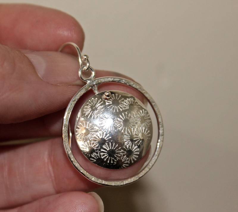 Schwebende Gestempelte Kuppelohrringe. Sunburst - Oder Sternprägung. Viel Bewegung Und Glanz. Sterlingsilber Alles Handgefertigt. Ohrhänger von KittyStoykovich