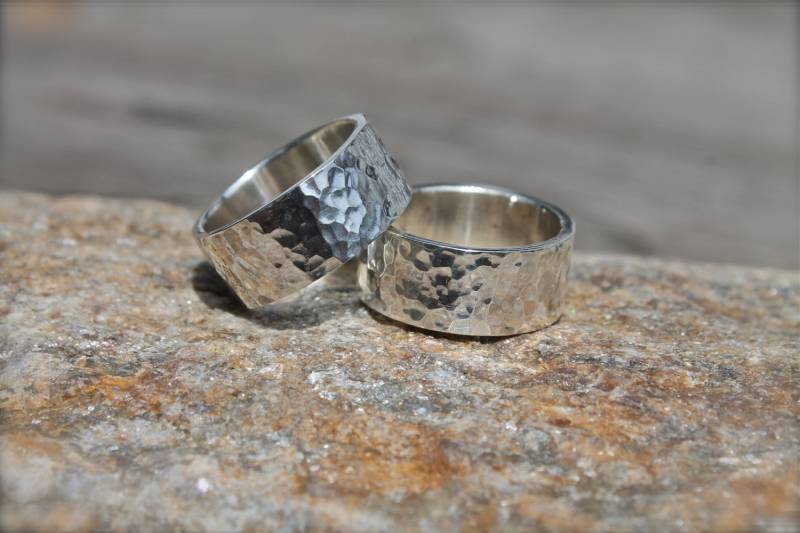 Silver Wide Hammered Band. Mens Ring. Strukturiert. Hochzeitsband. Sterling Silber. Der Papa. Bruder. Ehemann von KittyStoykovich