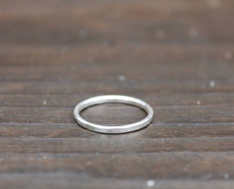 Stapel Ring Sterling Silber Stapeln Dünne Band Strukturierte Gehämmert Einfache Satin Oder Glänzend Beenden Minimalistisch von KittyStoykovich