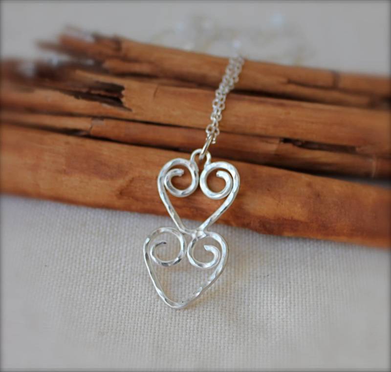 Valentinstag Herzen Halskette. Sterling Silber Herz Anhänger. Zwei Swirly Herzen. Gehämmert Textur-Design. Jubiläum. Geschenk Für Sie von KittyStoykovich