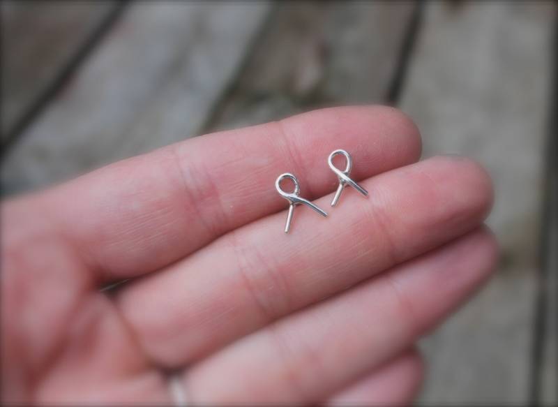 Winzige Band Sterling Silber Ohrstecker Zu Zeigen Unterstützung Bänder Krebs Überlebende Für Eine Ursache Aktivist Schmuck von KittyStoykovich