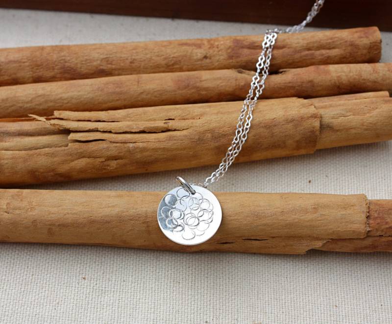 sterling Silber Kreise Disc.stamped Designs.poka Dots. Gepunktete Design.silver Halskette Simple Fun Design. Tragen Sie Jeden Tag von KittyStoykovich
