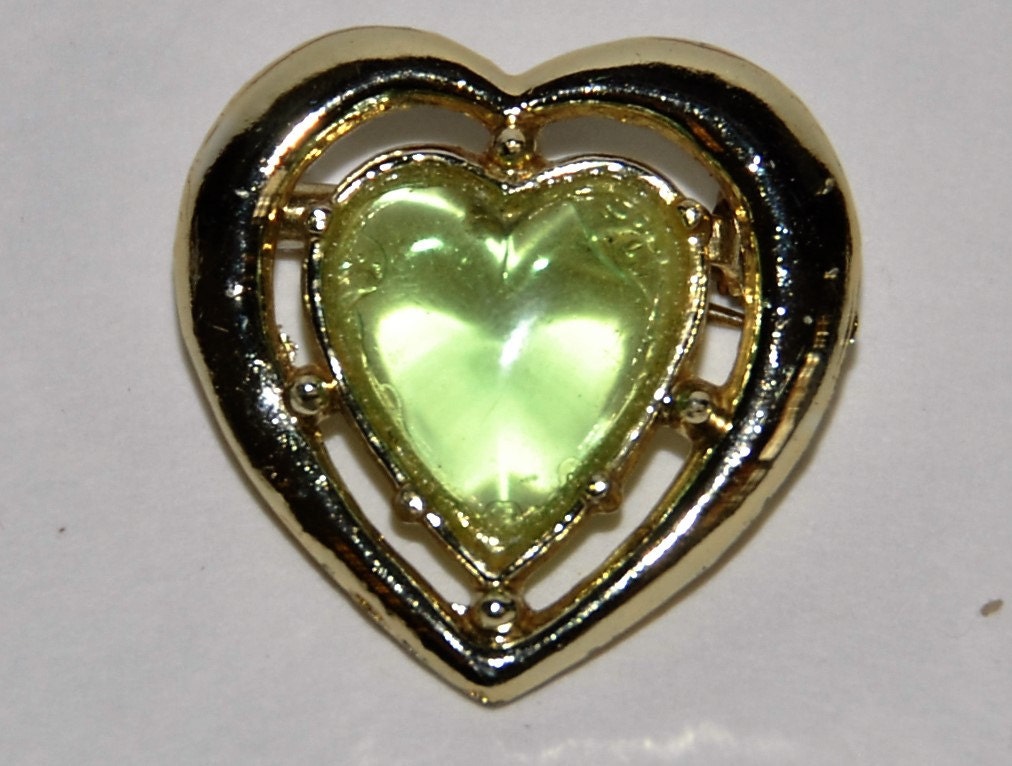 Jahrgang Herzförmige Brosche/Pin Mit Leichten Grünen Stein Jahrgang Herzförmige Brosche/Pin Mit Leichten Grünen Stein von KittysCornerCountry