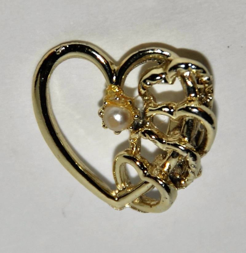 Schön Geformte Brosche/Pin Mit Pearl Und 4 Kleine Herzen Schön Geformte Brosche/Pin Mit Pearl Und 4 Kleine Herzen von KittysCornerCountry