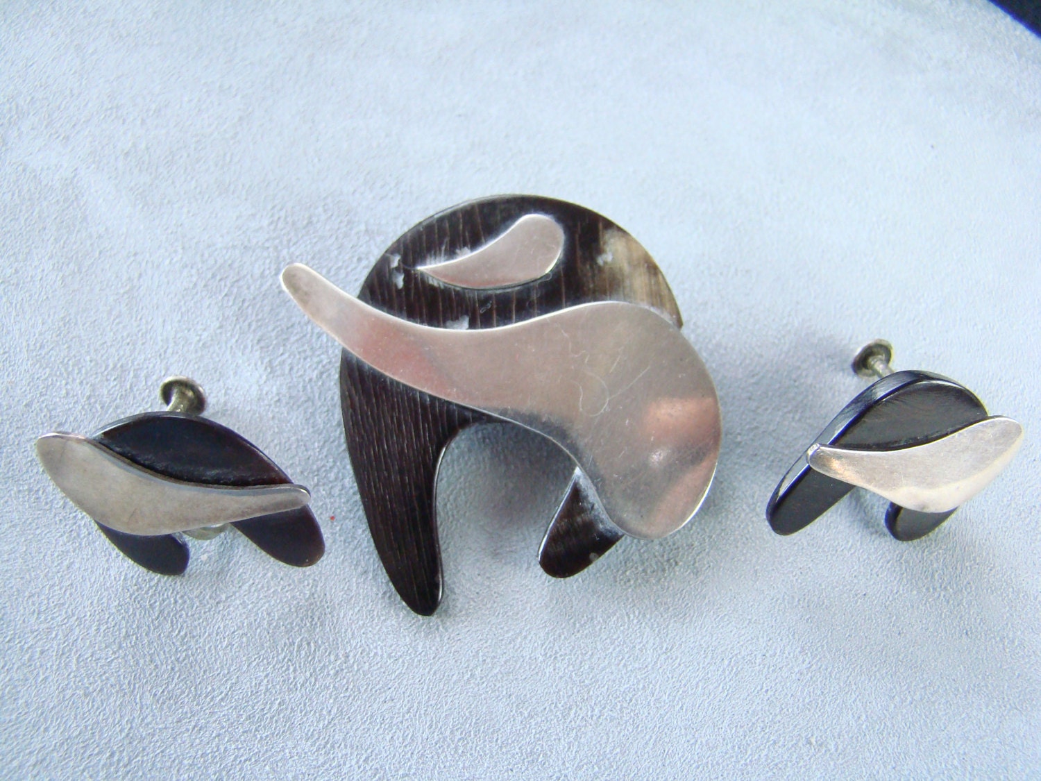 Modernist Sterling Silber Und Knochen Taxco Pin & Ohrring Set Modernist Sterling Silber Und Knochen Taxco Pin & Ohrring Set von KittysKollectables