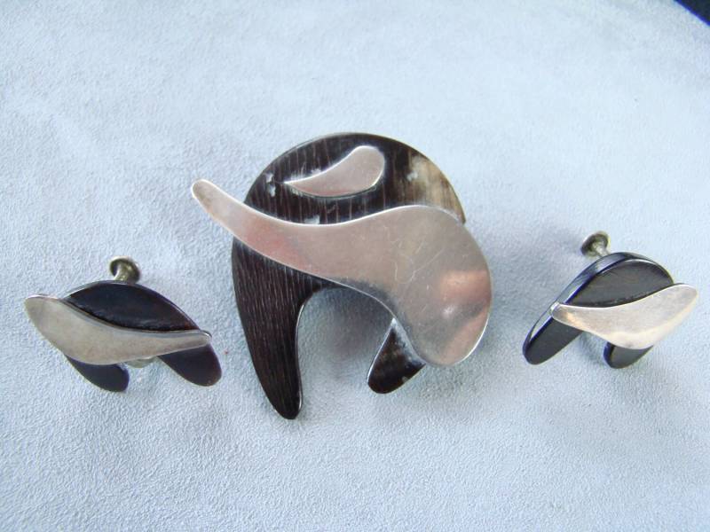 Modernist Sterling Silber Und Knochen Taxco Pin & Ohrring Set Modernist Sterling Silber Und Knochen Taxco Pin & Ohrring Set von KittysKollectables
