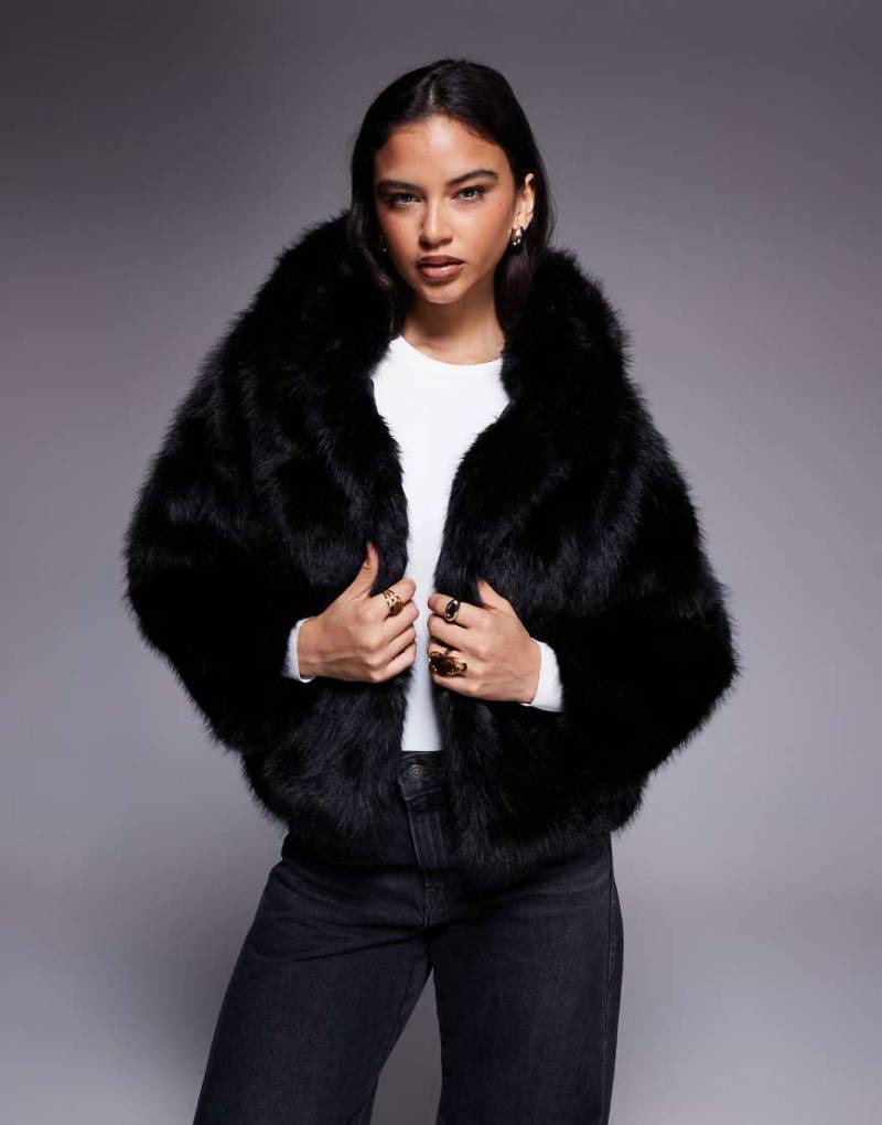 Kiwi & Co - Faye - Cropped-Jacke aus Kunstpelz in Schwarz mit Kapuze von Kiwi & Co