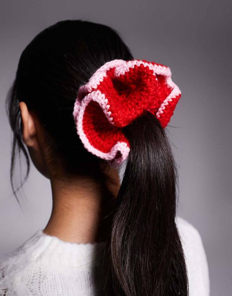 Kiwi & Co - Handgestrickter Oversize-Haargummi in Rot mit Saum in Rosa von Kiwi & Co