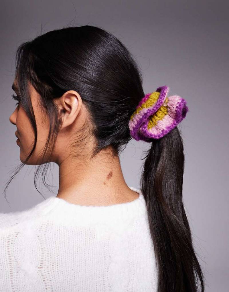 Kiwi & Co - Handgestricktes Oversize-Scrunchie mit bunten Streifen von Kiwi & Co