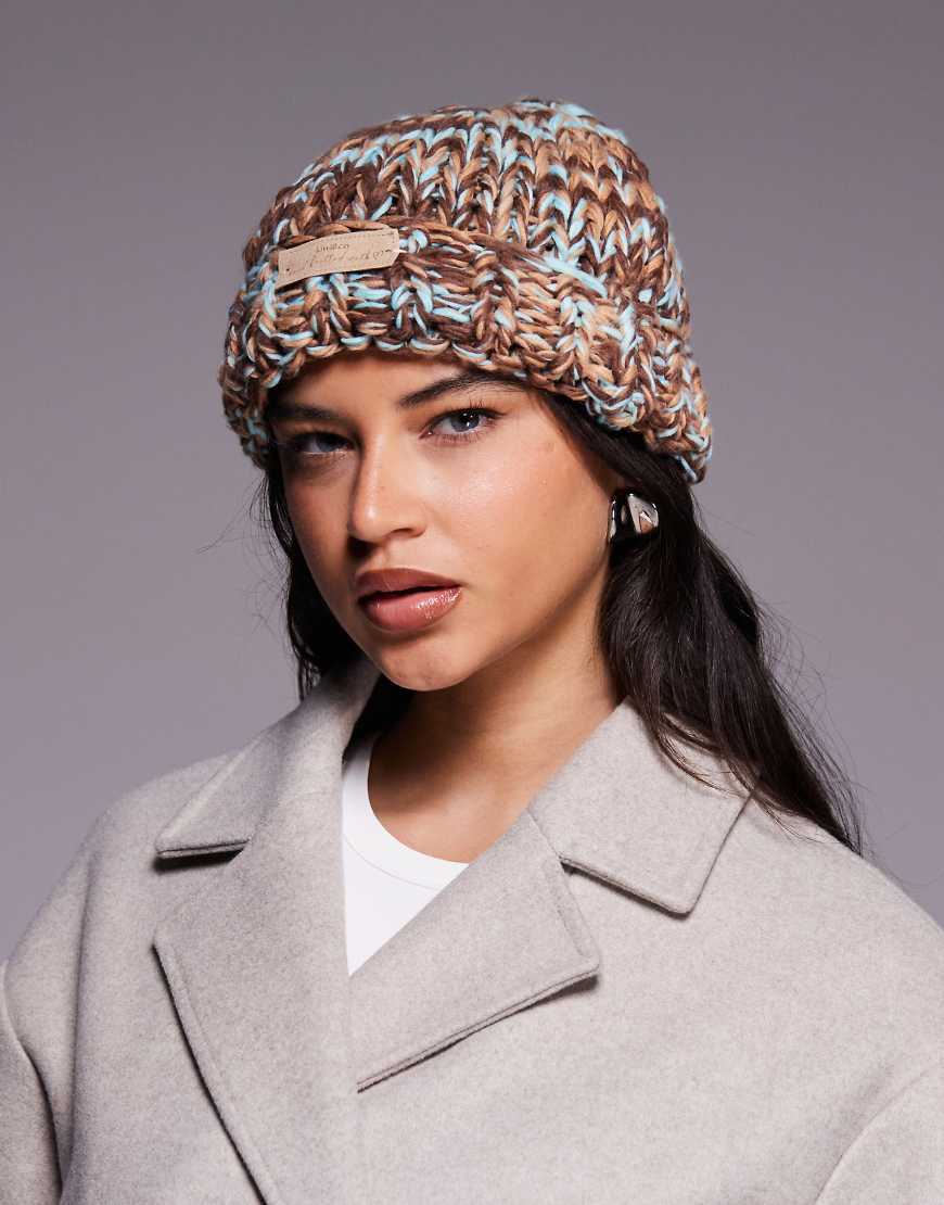 Kiwi & Co - Love Note - Handgestrickte Grobstrickmütze in Schokobraun und Blau-Brown von Kiwi & Co