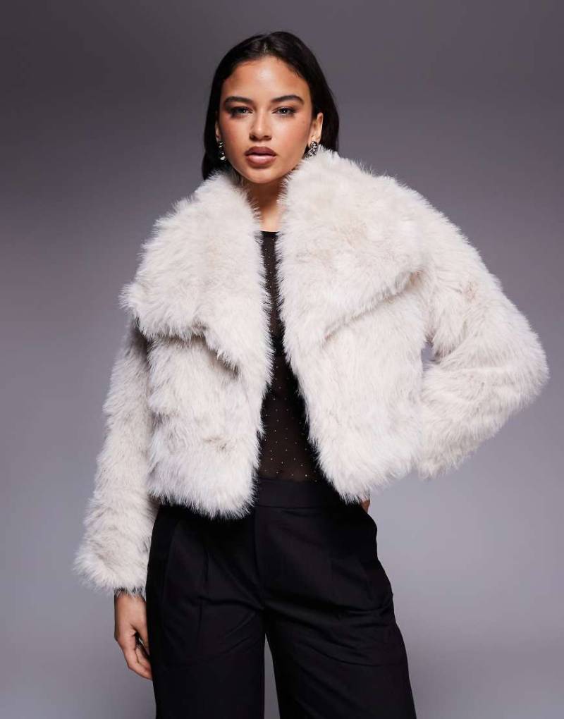 Kiwi & Co - Lyla - Cropped-Jacke aus Kunstpelz in Creme mit Oversize-Kragendetail-Weiß von Kiwi & Co